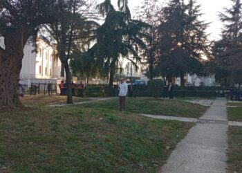 400 efektivë/ Protesta para parlamentit, policia “blindon zonën”