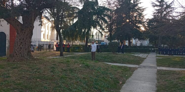 400 efektivë/ Protesta para parlamentit, policia “blindon zonën”