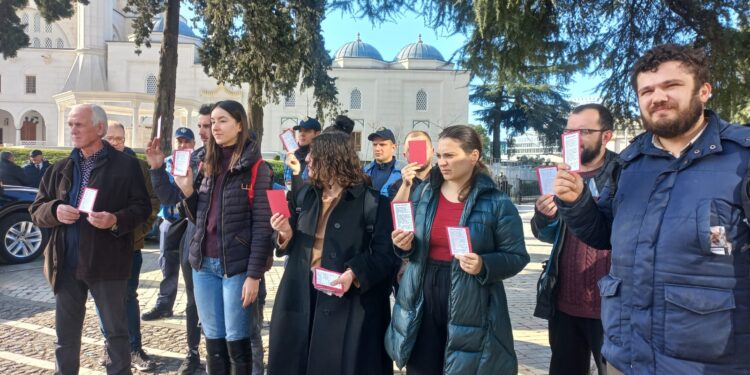 “Mos e ktheni Zadrimën në hale”, protestë kundër marrëveshjes Rama-Meloni