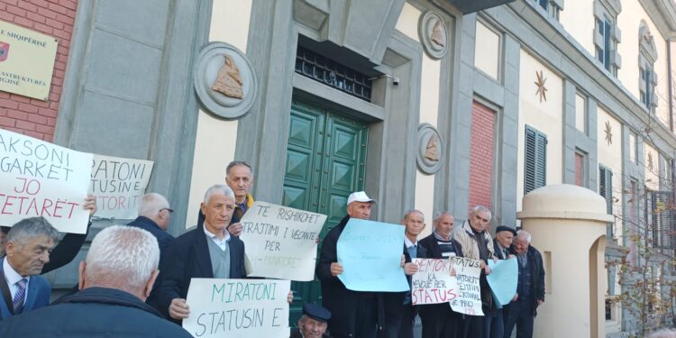 Minatorët protestojnë para Ministrisë së Infrastrukturës: Miratoni Statusin