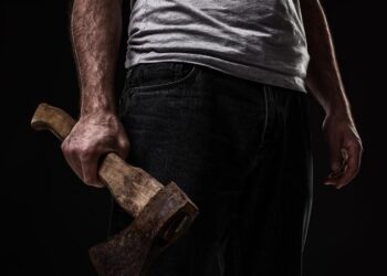 Drejt divorcit/ Tentoi të vriste me sëpatë gruan, arrestohet 39-vjeçari në Dibër