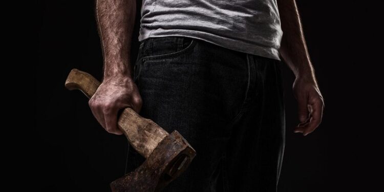 Drejt divorcit/ Tentoi të vriste me sëpatë gruan, arrestohet 39-vjeçari në Dibër