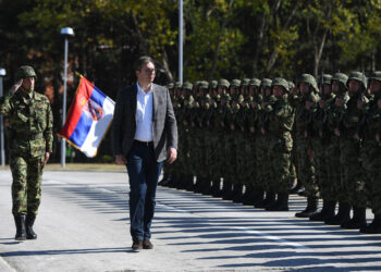 Ende pa sanksione, madje Vuçiç prezanton një sistem antidron rus që ka blerë Serbia