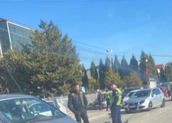 Makina u pret rrugën motoristëve, shpëtojnë për mrekulli