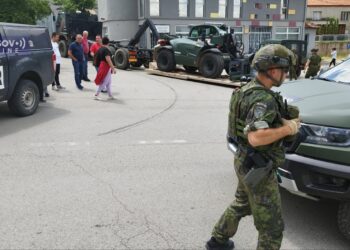 KFOR-i tërheq njësitë nga ndërtesa e komunës së Zveçanit