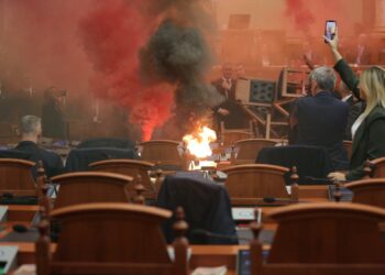 Opozita protestë përpara Parlamentit, 19 deputetë të përjashtuar nga seanca