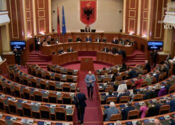 Fishkëllima e sende fluturojnë drejt mazhorancës, zgjat vetëm 20 min seanca plnare
