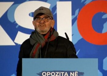 Protesta e opozitës, aktori i mirënjohur përlotet sapo ngjitet në podium