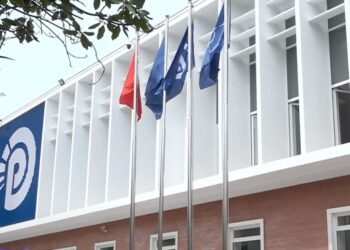 Zbardhet mbledhja e grupit të PD-së/ Salianji paralajmëron ngujim dhe grevë urie