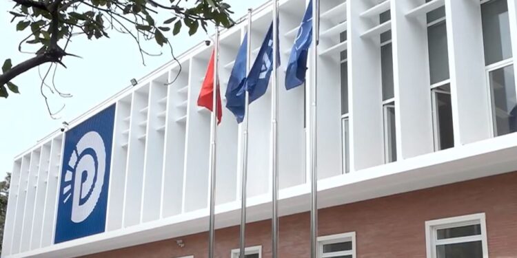 Zbardhet mbledhja e grupit të PD-së/ Salianji paralajmëron ngujim dhe grevë urie
