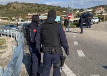 Policia dhe FNSH blindojnë hyrjet dhe daljet nga Vlora, kontrolle të rrepta (DETAJE)