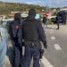 Policia dhe FNSH blindojnë hyrjet dhe daljet nga Vlora, kontrolle të rrepta (DETAJE)