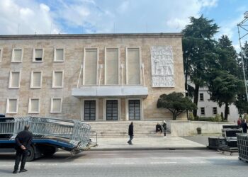 Protesta e opozitës/ Policia rrethon Kryeministrinë me gardh metalik