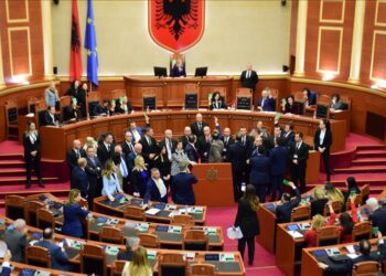 Tensione në Kuvend, opozita hedh euro false dhe bllokon seancën plenare