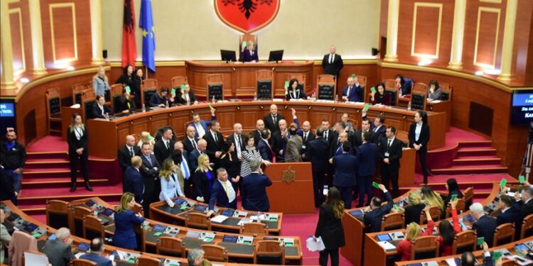 Tensione në Kuvend, opozita hedh euro false dhe bllokon seancën plenare