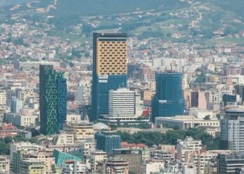 Si u bë “një sy qorr e një vesh shurdh” për katet pa leje të pallateve në Tiranë