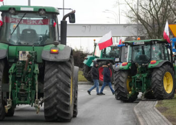 Fermerët polakë bllokojnë kufirin me Ukrainën për shkak të mospajtimeve për grurin