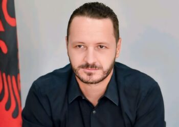 Si i kanalizoi Evis Berberi paratë e tenderave në kompaninë që themeloi vetë?