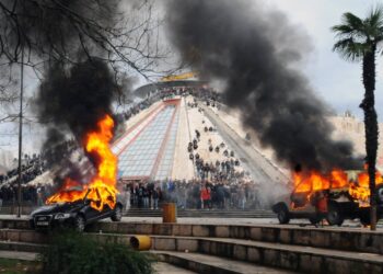 Nis seanca për “21 Janarin”, familjarët e viktimave mbërrijnë në Gjykatën e Lartë