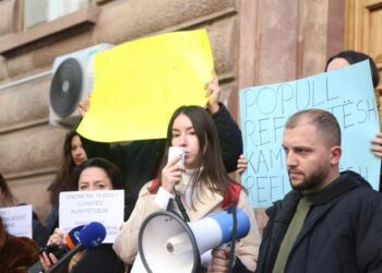 Kundërshtoi ardhjen e emigrantëve/ Pushohet nga puna mamaja e aktivistes nga Lezha