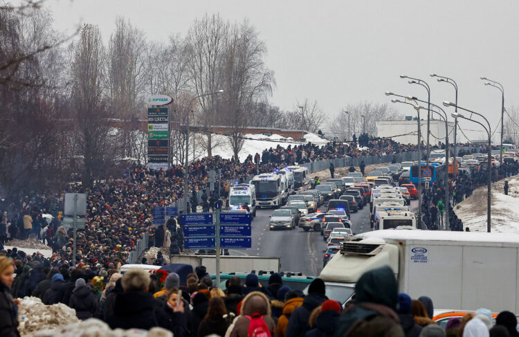 People walk towards the Borisovskoye cemetery during the funeral of Russian opposition politician Alexei Navalny in Moscow, Russia, March 1, 2024. REUTERS/Stringer