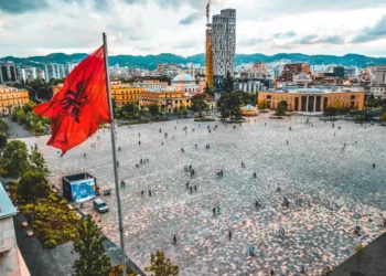 Propagandë/ Rilindja paguan për të joshur turistët me një Tiranë që nuk ekziston më