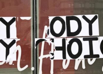 Franca e bën abortin një të drejtë kushtetuese, rritet influenca dhe në Britani