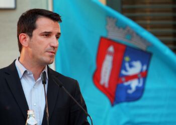 Dosja/ Si drejtorët e Veliajt firmosnin tendera për vete dhe fluturonin me chartera