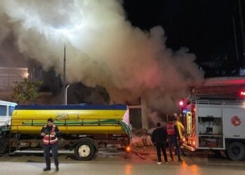 Përfshihet nga flakët magazina me bimë mjekësore në Sarandë