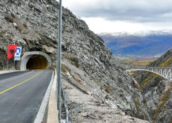 Masive shkëmbore në Rrugën e Arbrit, firma e ndërtimit rrezikoi shembjen e urës