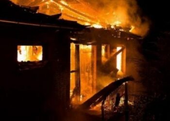 Tensione në Veri të Kosovës, digjet lokali i nënkryetares së Zveçanit