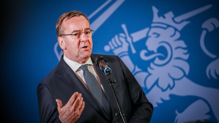 08.03.2024, Finnland, Helsinki: Boris Pistorius (SPD), Bundesminister der Verteidigung, gibt eine Pressekonferenz. (zu dpa: «Pistorius: Müssen Zivilschutz in Deutschland stärken») Foto: Kay Nietfeld/dpa +++ dpa-Bildfunk +++