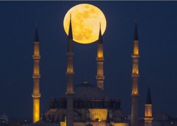 Nisi sot muaji i shenjtë i Ramazanit, besimtarët myslimanë fillojnë agjërimin
