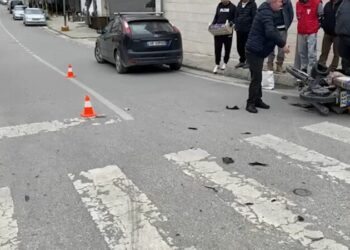 Aksident në Berat/ Motori përplaset me makinën dhe ndahet në mes (DETAJET)