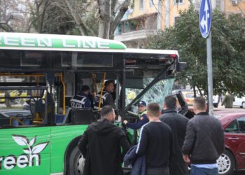 Nuk kanë fund aksidentet e Green Line, autobusi merr para motoçikletën dhe pemën