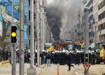 Kaos në Bruksel/ Fermerët hedhin pleh organik në rrugë, ndërhyn policia