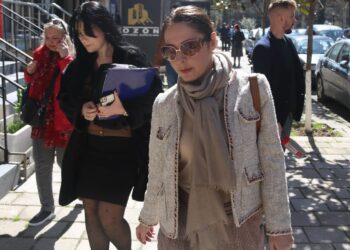 FOTOLAJM/ Momenti kur Elia Zaharia del nga gjykata pas seancës për divorcin