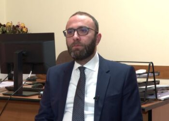 Denoncimi i Bardhit: Qeveria presion administratës për t’u anëtarësuar në parti