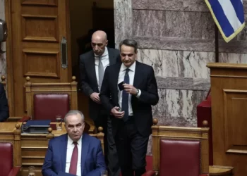 Qeveria e Mitsotakis përballet me largimin e dy ministrave