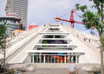 Bashkia e Tiranës shpenzoi 20 mln euro që Piramida të mbushej me kafene dhe sufllaqe