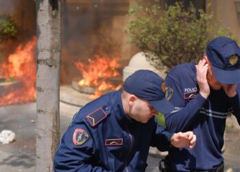 Agravon tubimi tek Bashkia e Tiranës, hidhet molotov, ndërhyn FNSH