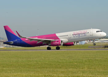Po ndodh: WizzAir, vonesa në çdo fluturim dhe shitje vendesh të pasagjerëve