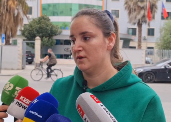 E bija akuzohet se e rrëmbeu, stërgjyshja apelon për rikthimin e fëmijës te nëna