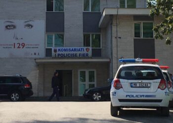 Rrokadë në Drejtorinë Vendore të Policisë së Fierit, kush ikën e kush vjen