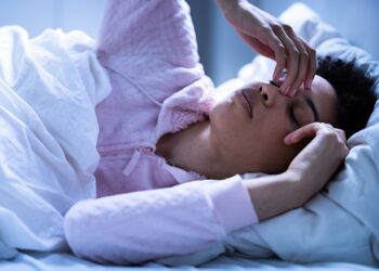 Pse gjumi i keq të bën të ndihesh më i vjetër? Çfarë thonë studimet