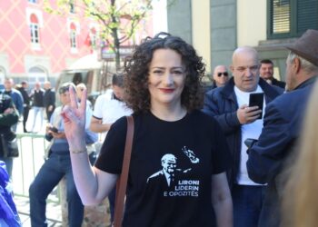 Foto/ Argita Malltezi i bashkohet me një mesazh protestës së opozitës