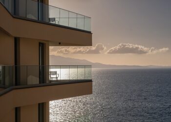 Turistët shtrenjtojnë bregdetin, rriten çmimet me 25%, por shitjet fillojnë të bien