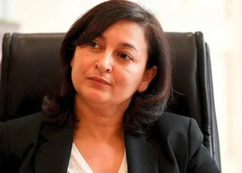 Iu gjet drogë në banesë, arrestohet kryebashkiakja dhe dy vëllezërit e saj