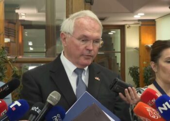 Ambasadori i SHBA: Serbia po përballet me probleme të mëdha politike