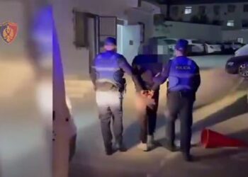 EMRI/ Mbante kallashnikov në banesë, arrestohet 48-vjeçari në Elbasan